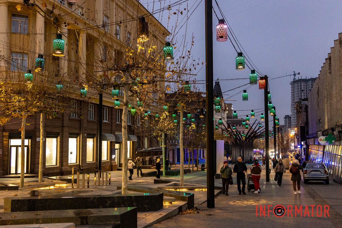 Новорічна магія в Дніпрі: величезні подарунки, ведмідь і золота ілюмінація в центрі міста 29
