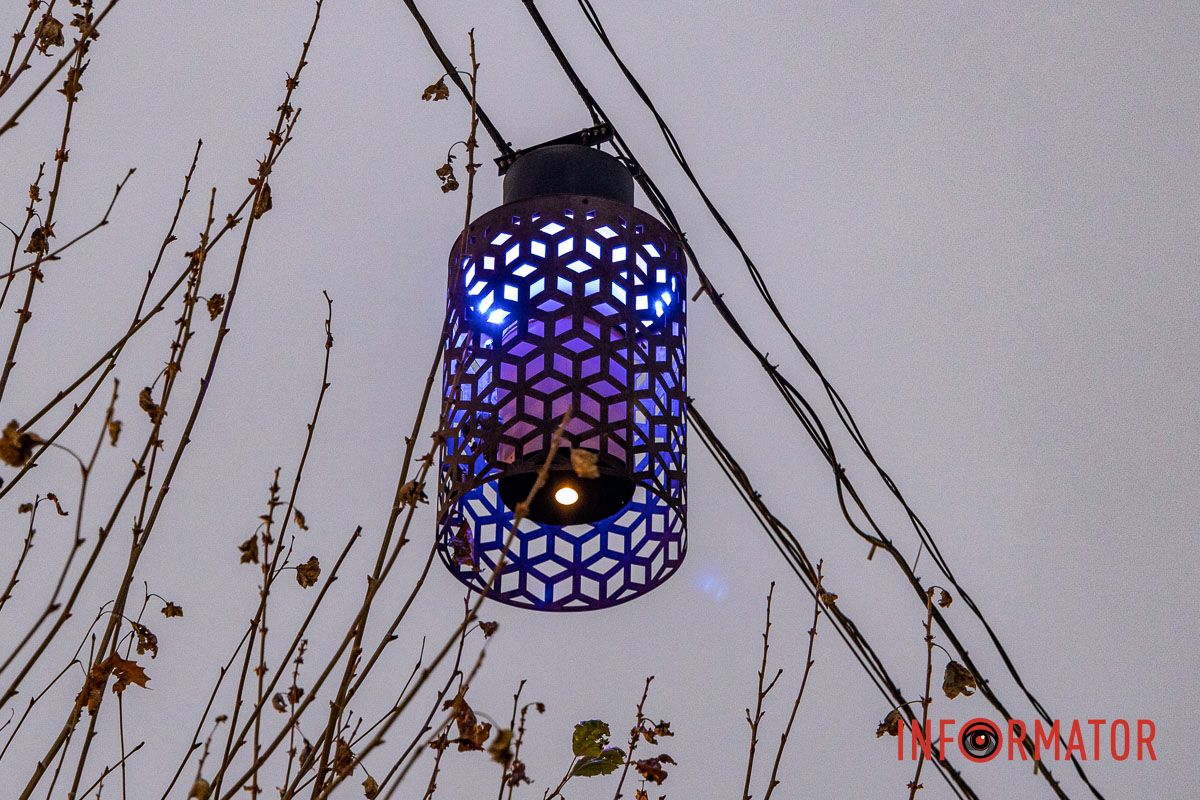 Новорічна магія в Дніпрі: величезні подарунки, ведмідь і золота ілюмінація в центрі міста 30