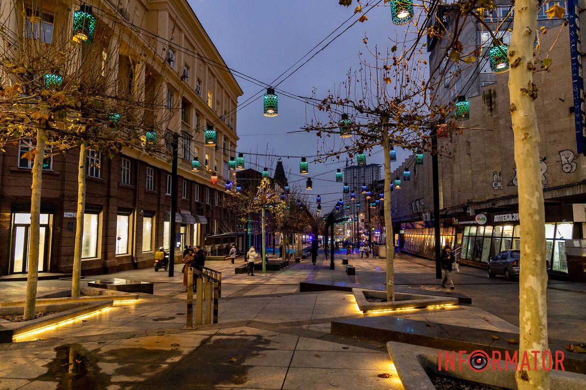 Новорічна магія в Дніпрі: величезні подарунки, ведмідь і золота ілюмінація в центрі міста 31
