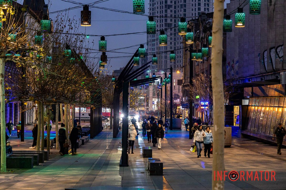 Новорічна магія в Дніпрі: величезні подарунки, ведмідь і золота ілюмінація в центрі міста 32