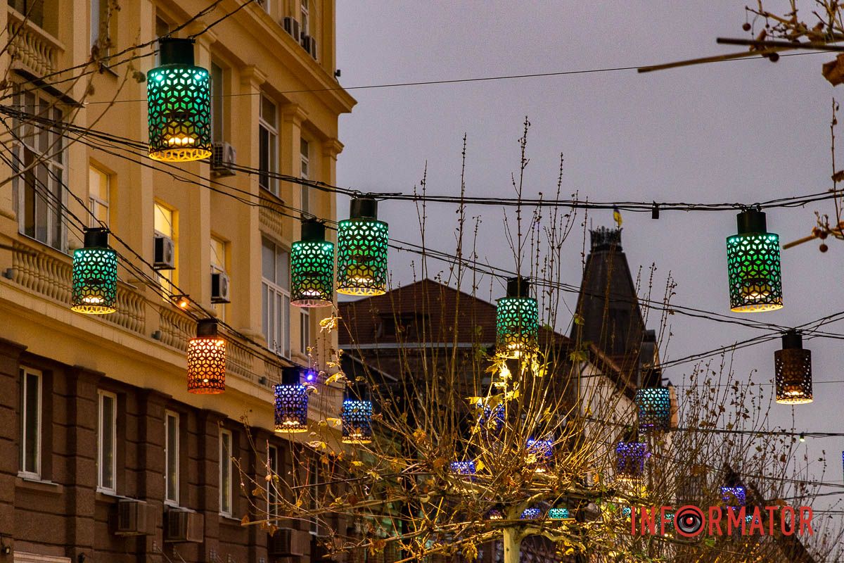 Новорічна магія в Дніпрі: величезні подарунки, ведмідь і золота ілюмінація в центрі міста 33