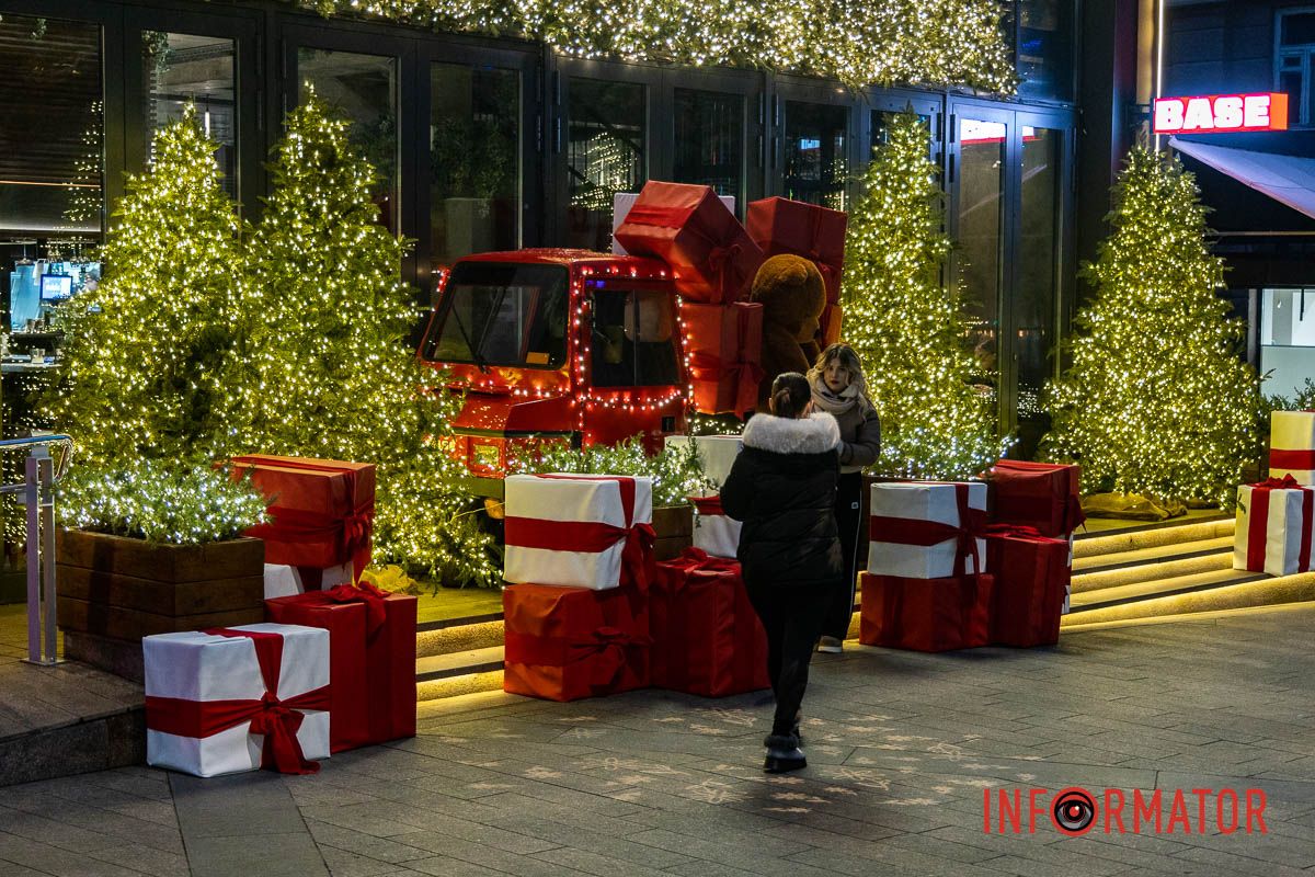 Новорічна магія в Дніпрі: величезні подарунки, ведмідь і золота ілюмінація в центрі міста 12