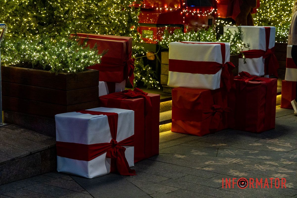 Новорічна магія в Дніпрі: величезні подарунки, ведмідь і золота ілюмінація в центрі міста 14
