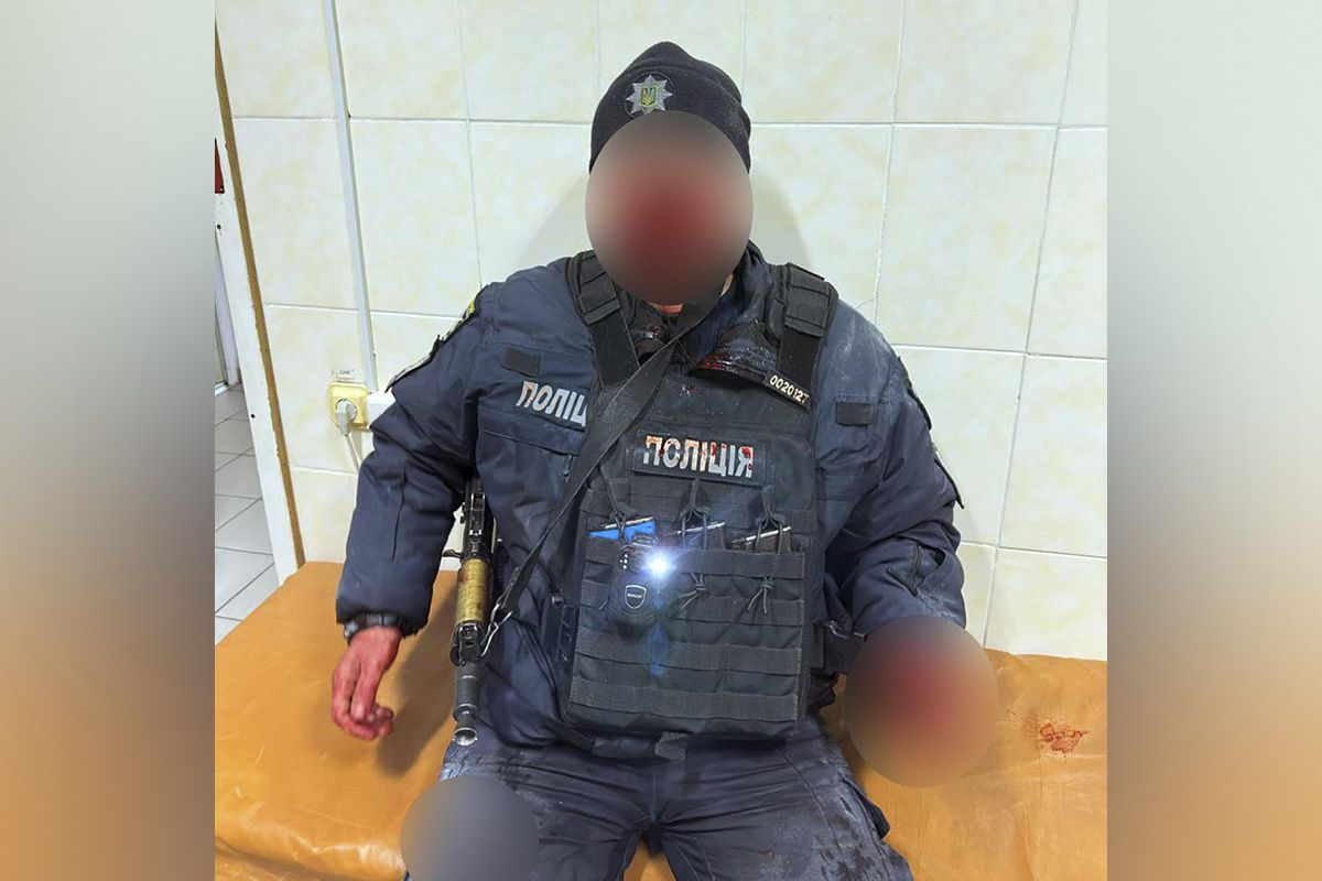 10 грудня у Марганці Дніпропетровської області під час патрулювання поліцейські потрапили під атаку FPV-дрона 10 грудня у Марганці Дніпропетровської області під час патрулювання поліцейські потрапили під атаку FPV-дрона