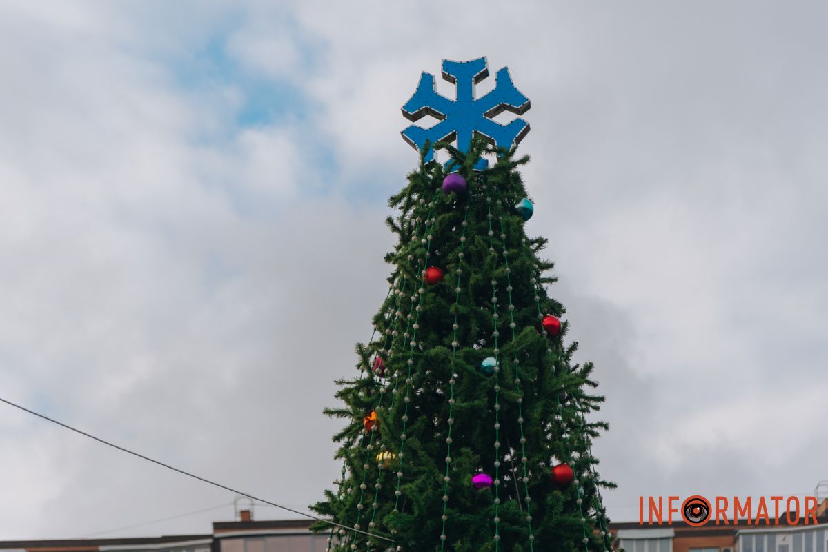 Ялинка у сквері чекає на свої вогники У Дніпрі у сквері Прибережному встановили новорічну ялинку 21