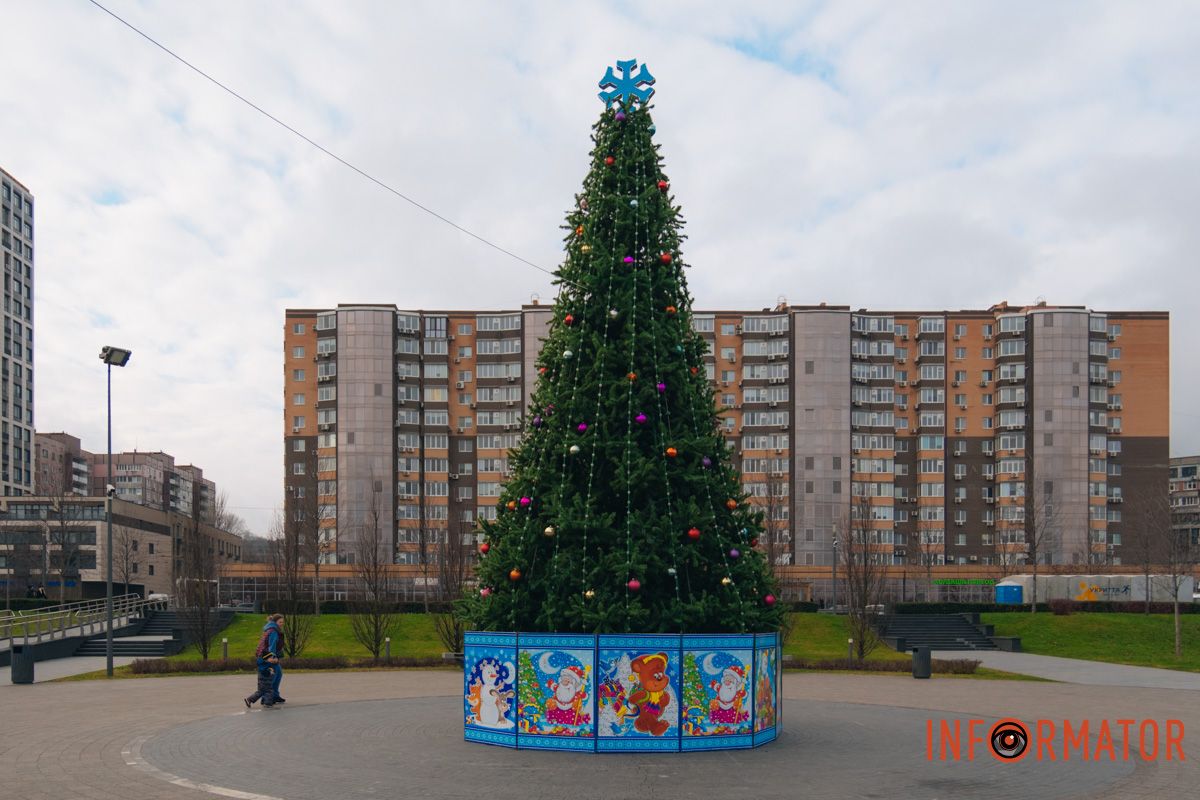 Тиха зимова локація У Дніпрі у сквері Прибережному встановили новорічну ялинку 17