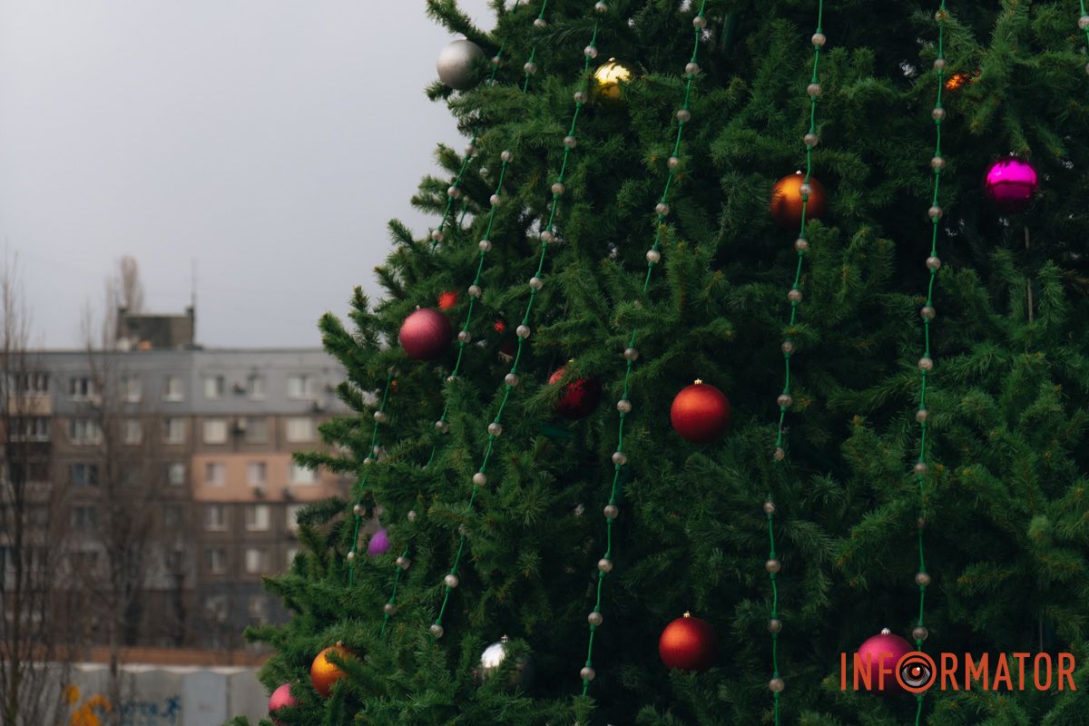 У місті з’явилося ще одне місце для святкових фото У Дніпрі у сквері Прибережному встановили новорічну ялинку 16