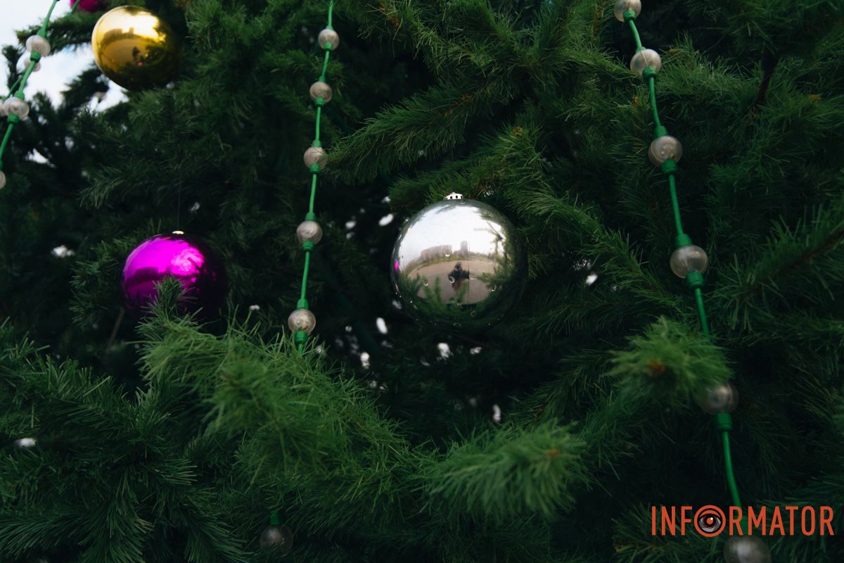 Різдвяний сезон у місті У Дніпрі у сквері Прибережному встановили новорічну ялинку 11
