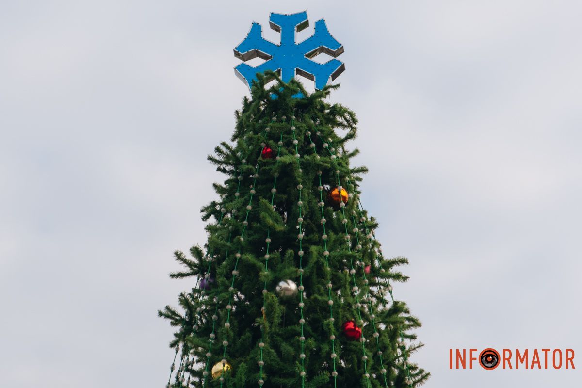 Символ Нового року У Дніпрі у сквері Прибережному встановили новорічну ялинку 3