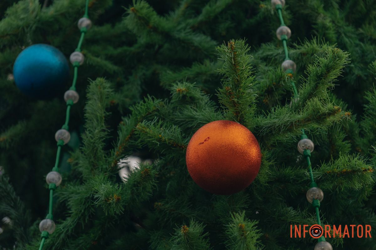 Ялинку не тільки встановили, а ще й нарядили У Дніпрі у сквері Прибережному встановили новорічну ялинку 4