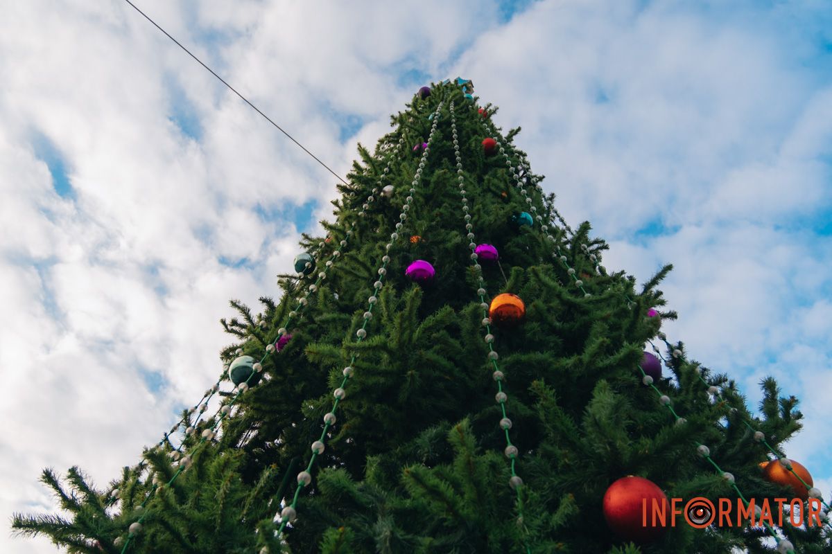 Перетворює звичайний день на святковий У Дніпрі у сквері Прибережному встановили новорічну ялинку 15