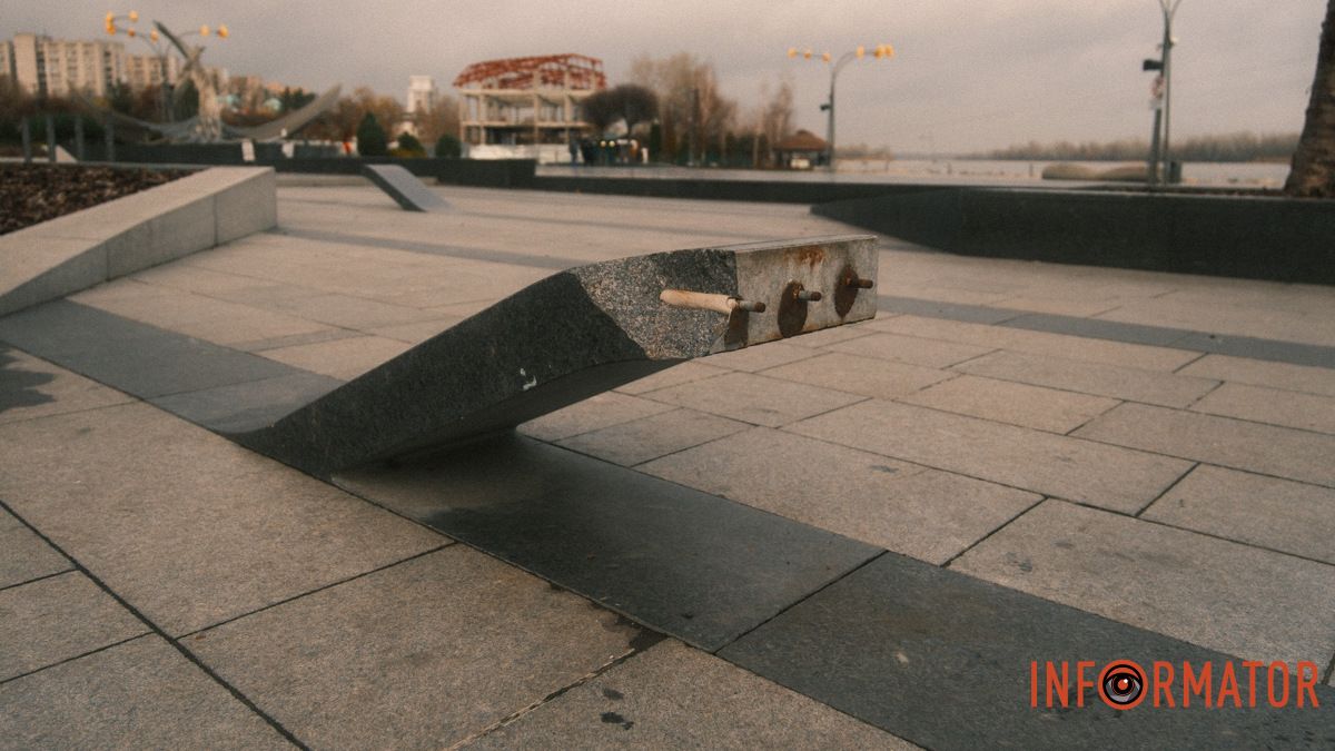 У Дніпрі у сквері Прибережному почали ремонтувати лавочки за 6 мільйонів гривень