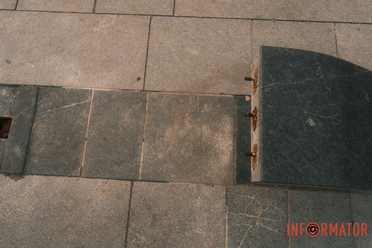 В Днепре в сквере Прибрежном начали ремонтировать лавочки за 6 миллионов гривен 7