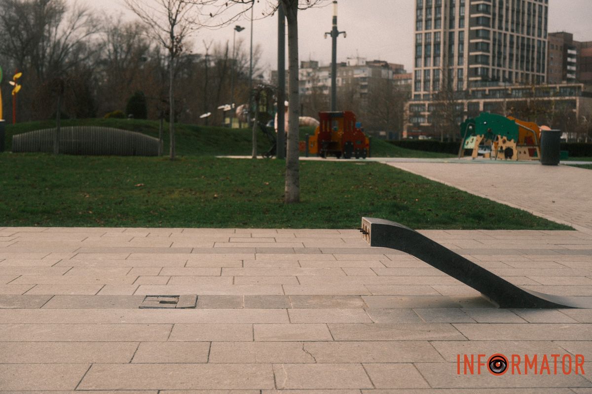 В Днепре в сквере Прибрежном начали ремонтировать лавочки за 6 миллионов гривен 17