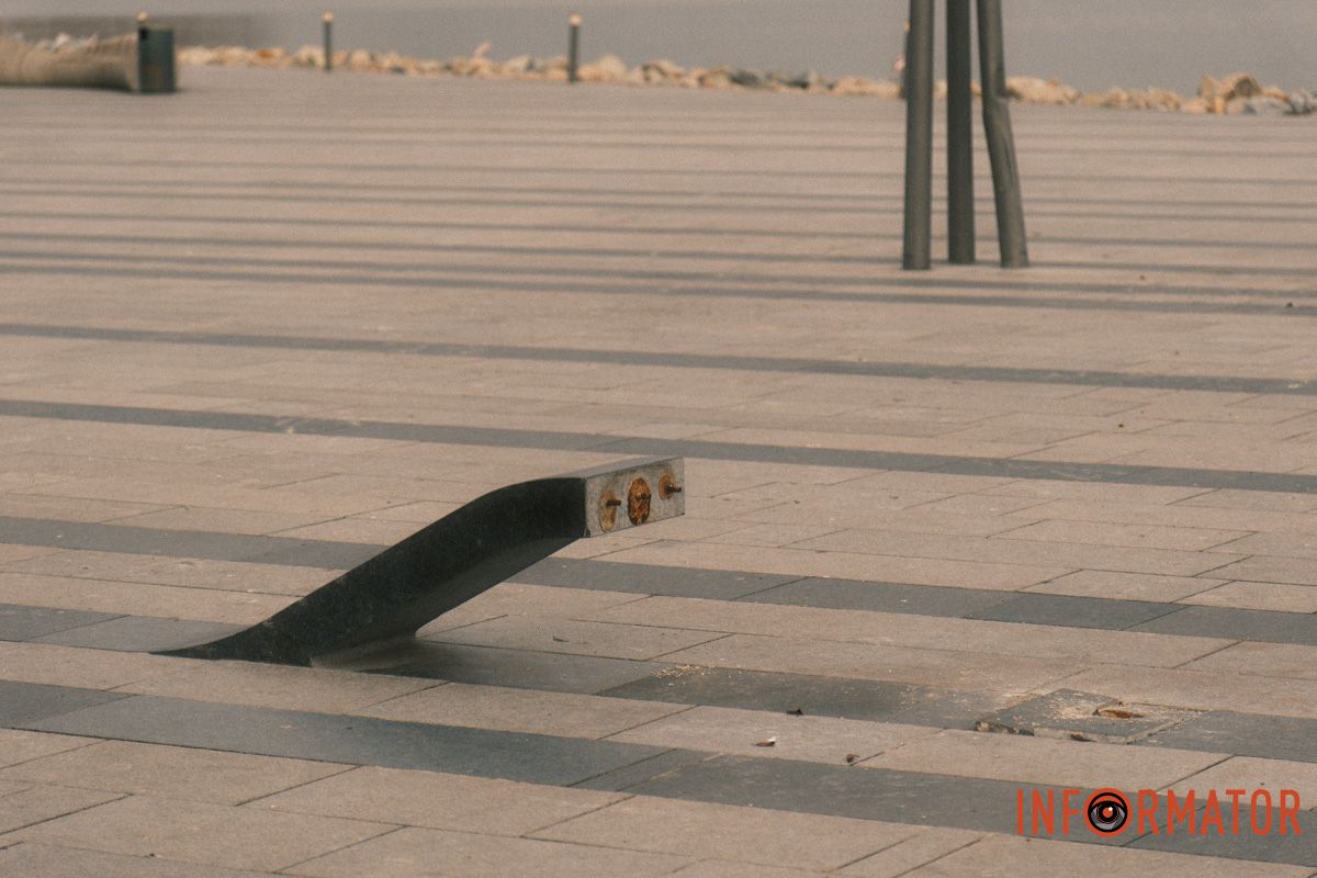 В Днепре в сквере Прибрежном начали ремонтировать лавочки за 6 миллионов гривен 13