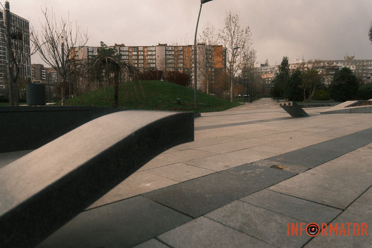 В Днепре в сквере Прибрежном начали ремонтировать лавочки за 6 миллионов гривен 14