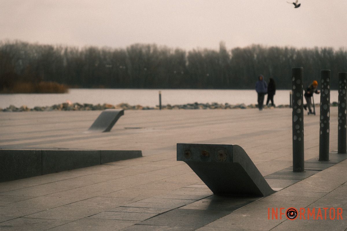В Днепре в сквере Прибрежном начали ремонтировать лавочки за 6 миллионов гривен 4