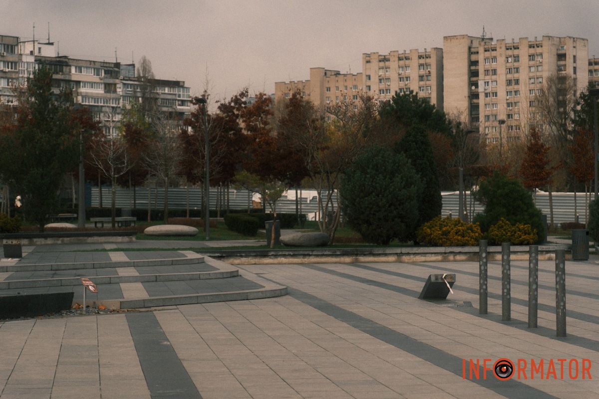 В Днепре в сквере Прибрежном начали ремонтировать лавочки за 6 миллионов гривен 15