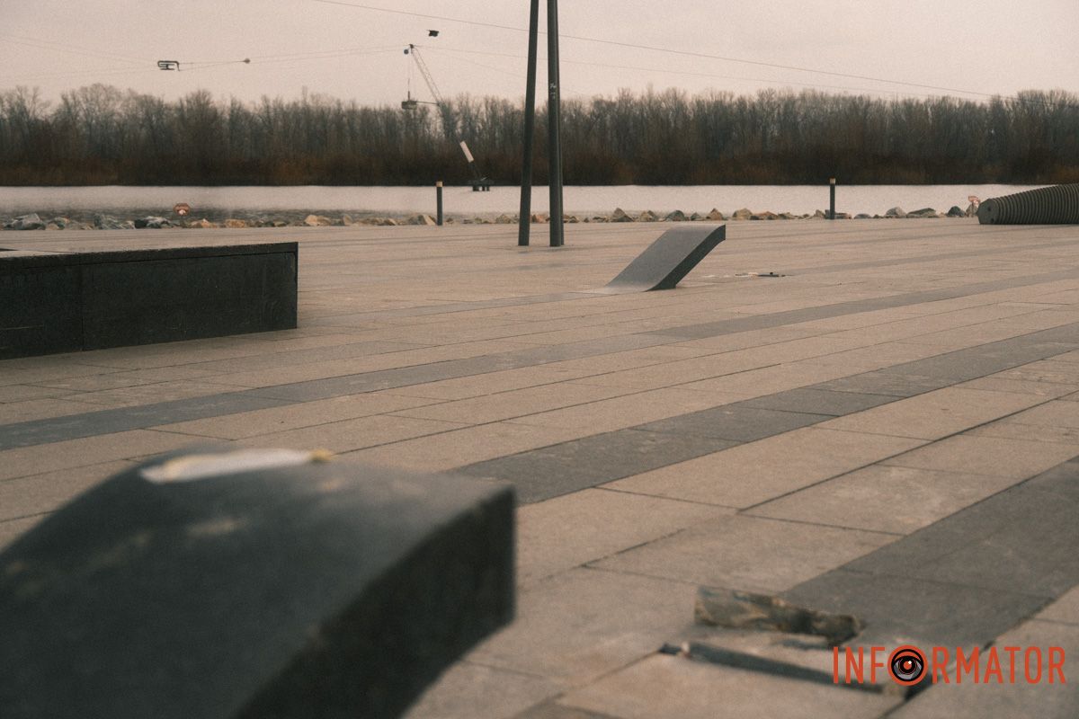 В Днепре в сквере Прибрежном начали ремонтировать лавочки за 6 миллионов гривен 9