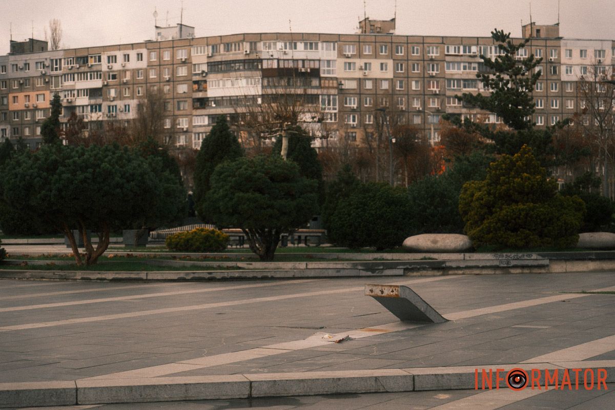 В Днепре в сквере Прибрежном начали ремонтировать лавочки за 6 миллионов гривен 10