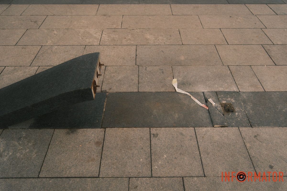 В Днепре в сквере Прибрежном начали ремонтировать лавочки за 6 миллионов гривен 11