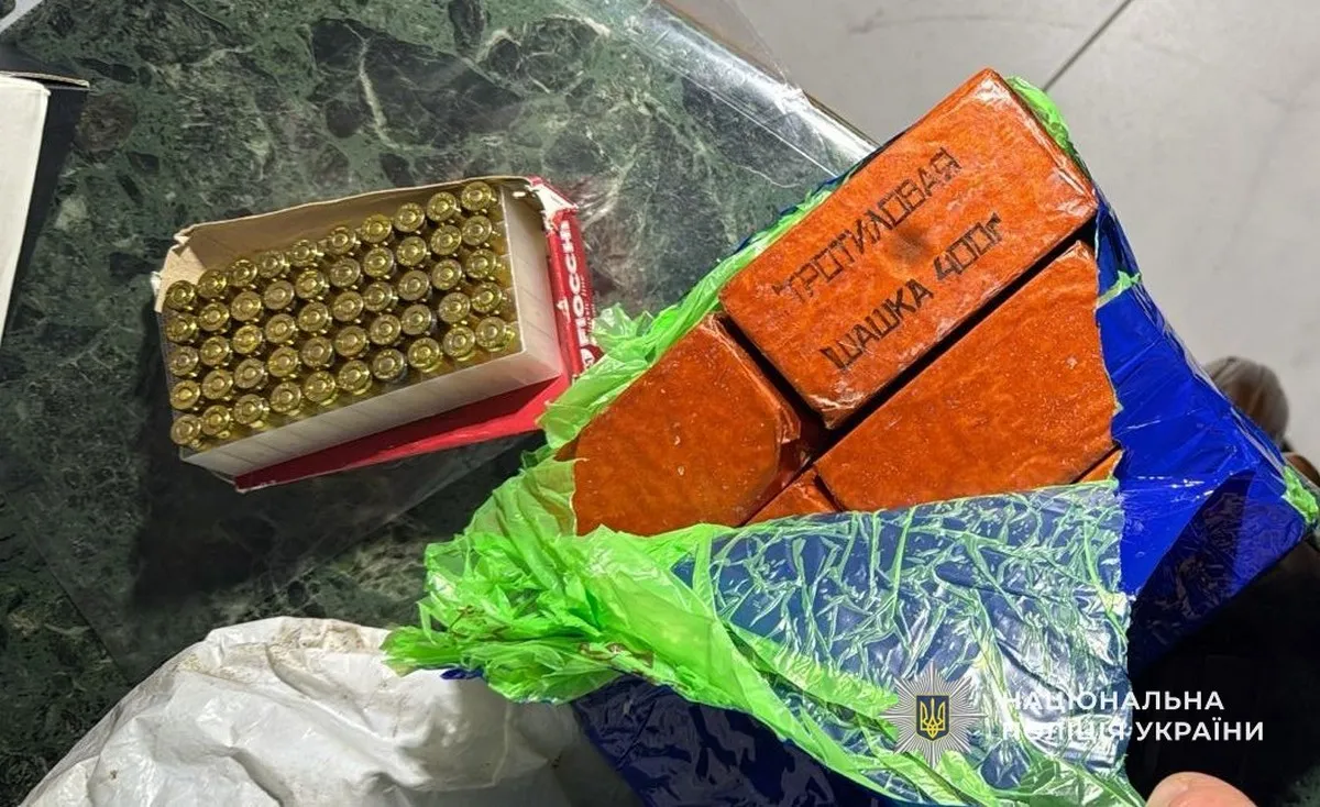 Изъяли восемь шашек тротила, запали, гранаты, пистолеты, винтовки и патроны. Изъяли восемь шашек тротила, запали, гранаты, пистолеты, винтовки и патроны.