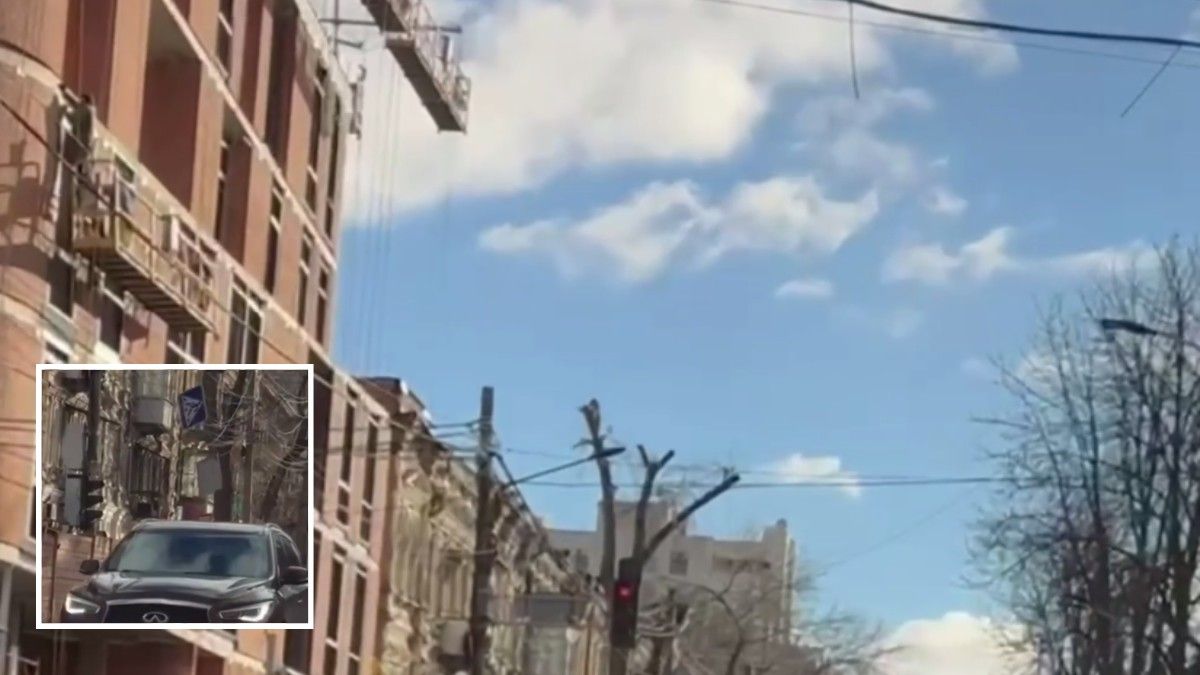 Відео з місця: у Дніпрі на Короленка вітер зірвав дорожні знаки