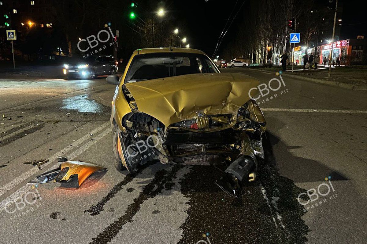 На Заречном, возле ТЦ Terra, дорогу не поделили Daewoo и Honda На Заречном, возле ТЦ Terra, дорогу не поделили Daewoo и Honda