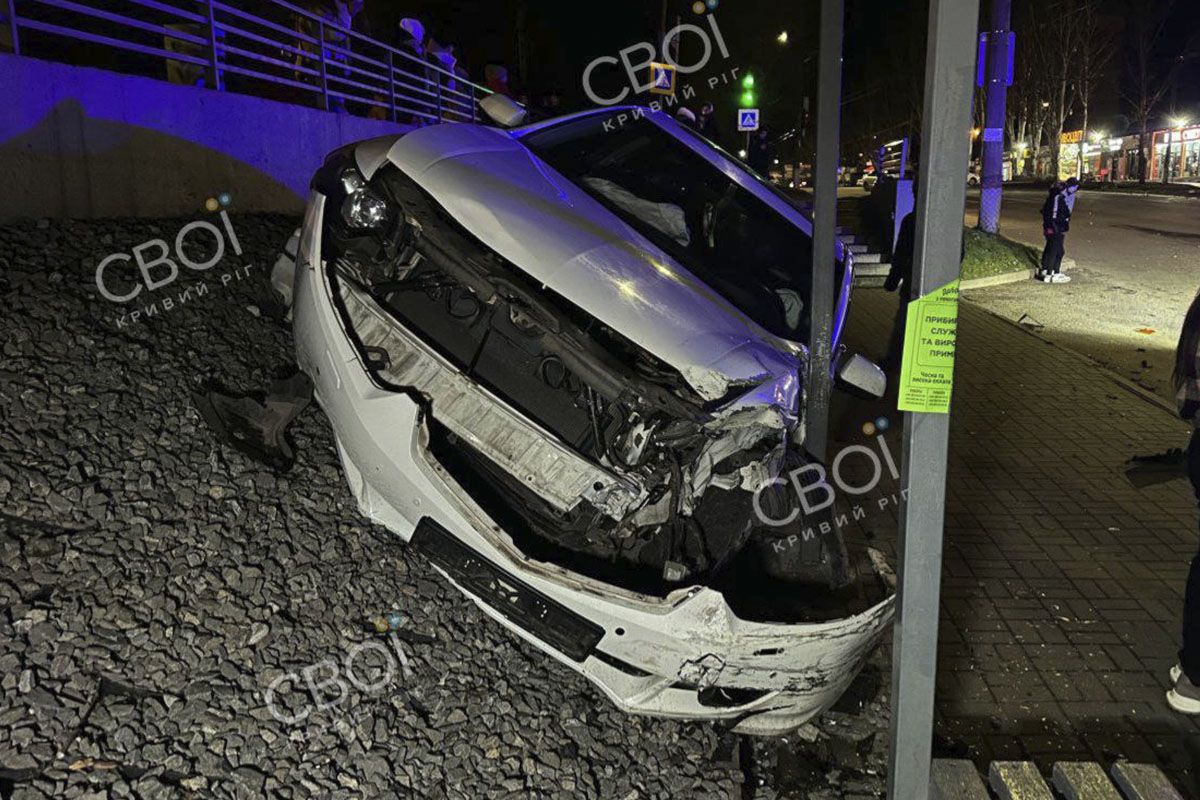 По словам водитель Honda, Daewoo хотел проскочить в супермаркет Varus и не пропустил ее По словам водитель Honda, Daewoo хотел проскочить в супермаркет Varus и не пропустил ее