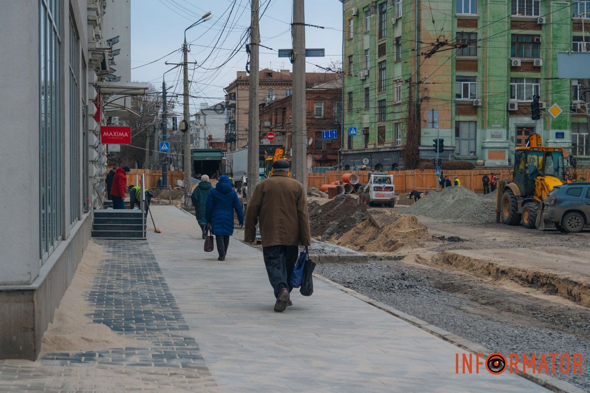 Идут прохожие Идут прохожие