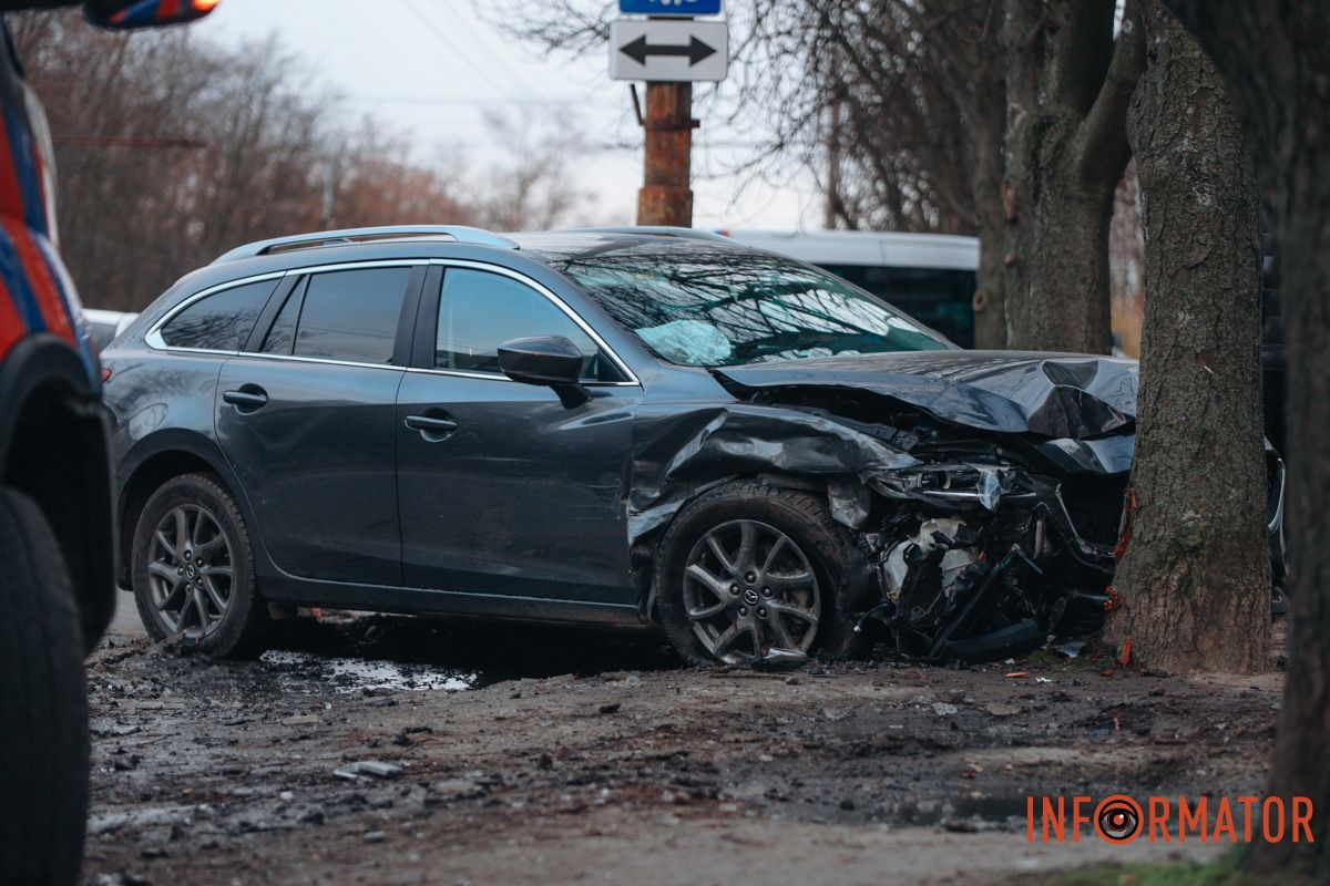 В результаті зіткнення остання врізалась у дерево В результаті зіткнення остання врізалась у дерево