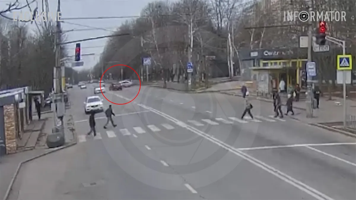 Відео моменту: у Дніпрі на Панікахи Mazda зіштовхнулась з Chevrolet та в'їхала у дерево