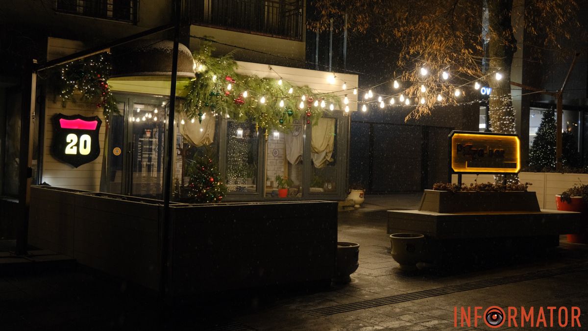 Місто вкрилось білосніжними "пластівцями": як виглядає Дніпро увечері під час снігопаду