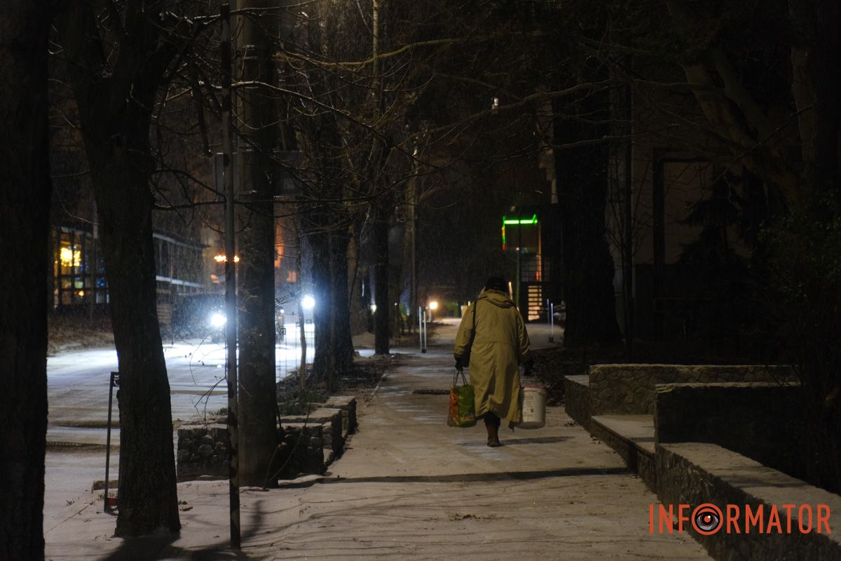 Люди спешат по делам под вечерним снегом Люди спешат по делам под вечерним снегом