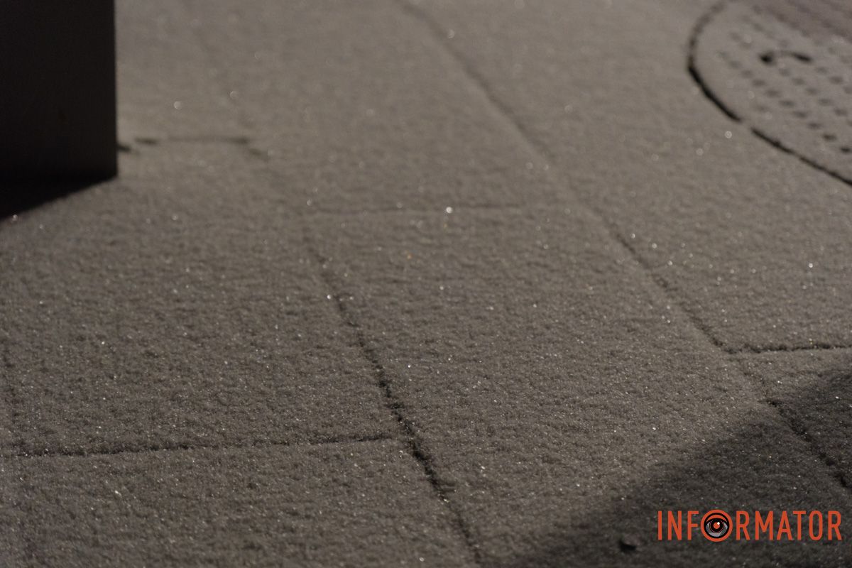 Снег застал днепрян по дороге домой Снег застал днепрян по дороге домой