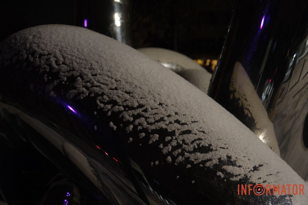 Снег медленно укрывает улицы города. Снег медленно укрывает улицы города.