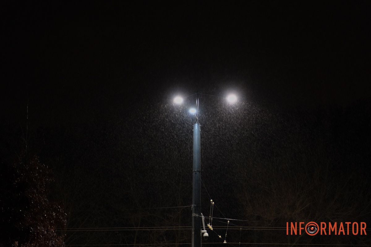 Свет фонарей сквозь снежный занавес Свет фонарей сквозь снежный занавес