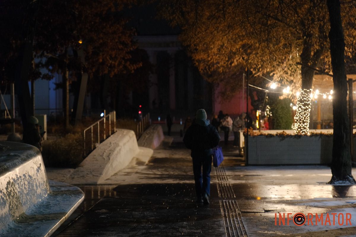 Прохожие идут по снежным улицам города Прохожие идут по снежным улицам города