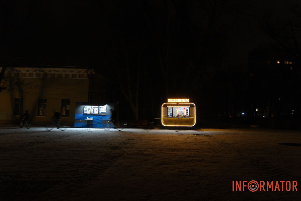 На улице тихо и почти безлюдно На улице тихо и почти безлюдно