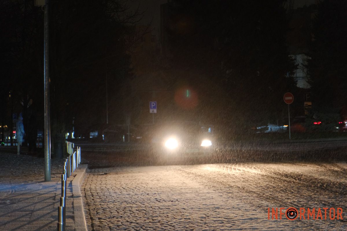 Фары автомобилей прорезают снежную мглу Фары автомобилей прорезают снежную мглу