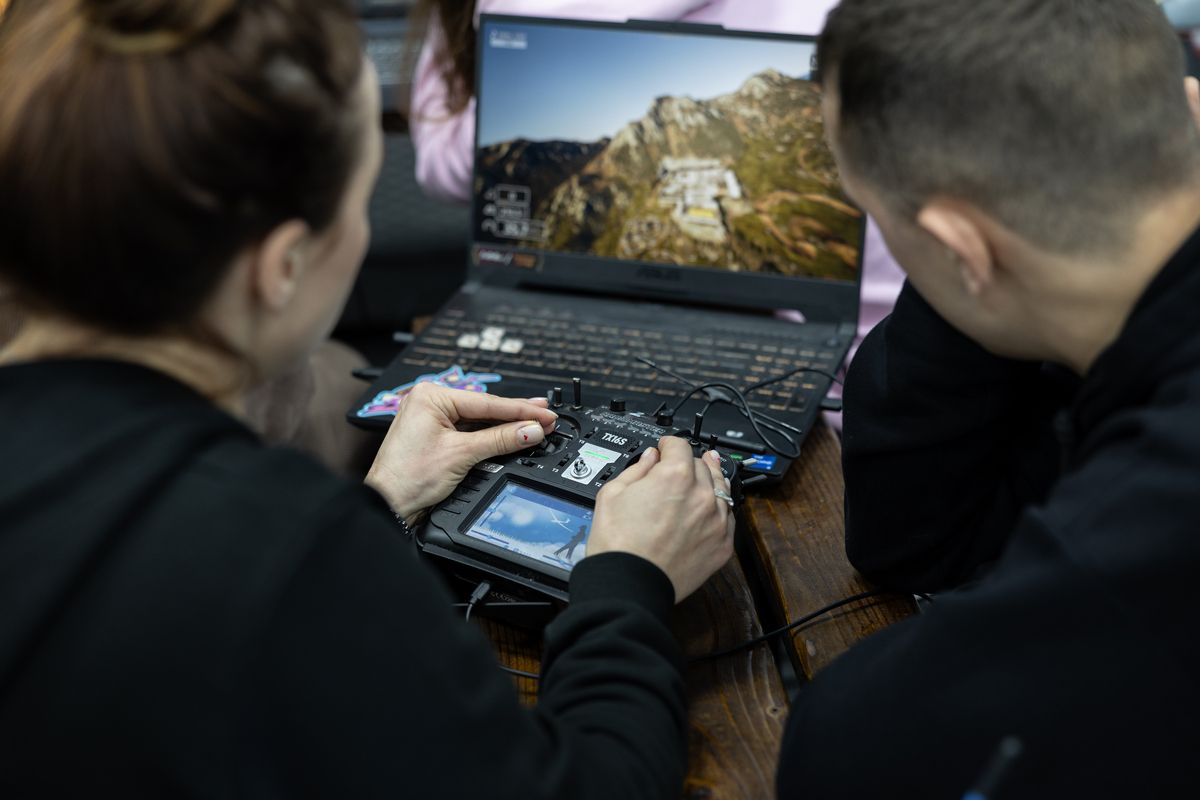 На занятті по роботі з FPV учасниці дізнались, які бувають дрони, вчились літати на симуляторах На занятті по роботі з FPV учасниці дізнались, які бувають дрони, вчились літати на симуляторах