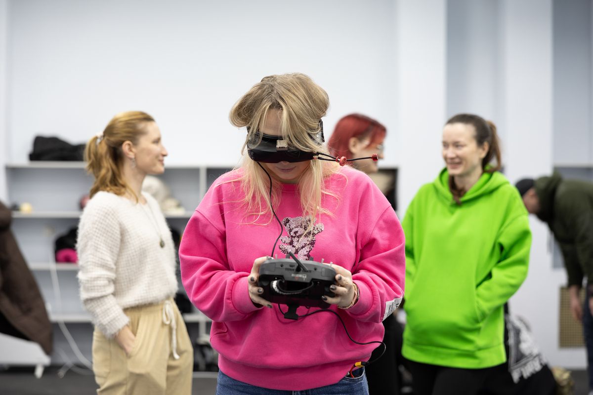 працювали з пультом і окулярами, і навіть — підіймали дрон в повітря працювали з пультом і окулярами, і навіть — підіймали дрон в повітря