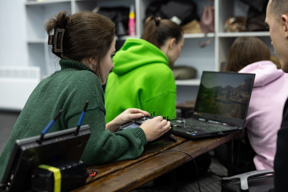 "Ми завжди раді новим учасникам і охоче ділимось знаннями задля спільної перемоги», — інструктор академії «Вихор», Віталій. "Ми завжди раді новим учасникам і охоче ділимось знаннями задля спільної перемоги», — інструктор академії «Вихор», Віталій.