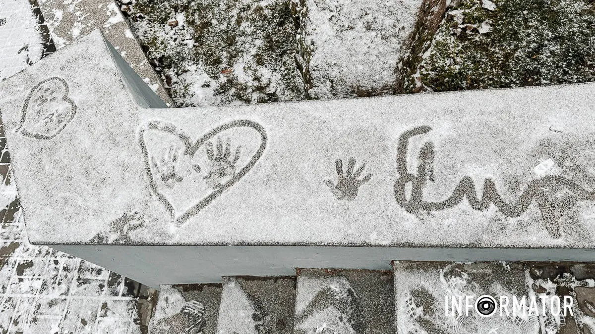 Зима нагадала про себе: вулиці Дніпра вкрило білим простирадлом