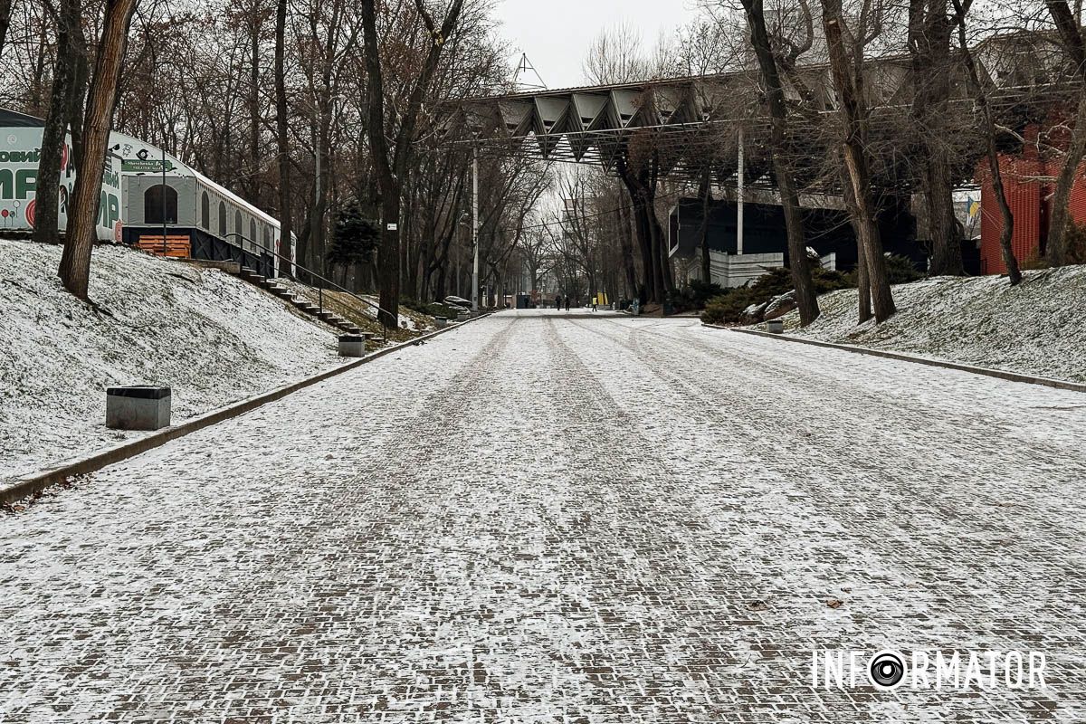 Тиша та спокій у парку Шевеченка Зима нагадала про себе: вулиці Дніпра вкрило білим простирадлом 25
