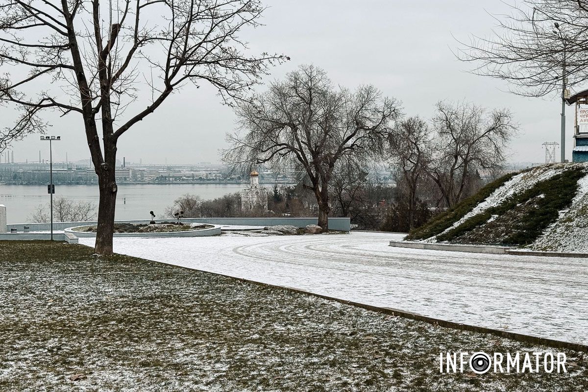 В парку сьогодні дуже спокійно Зима нагадала про себе: вулиці Дніпра вкрило білим простирадлом 20