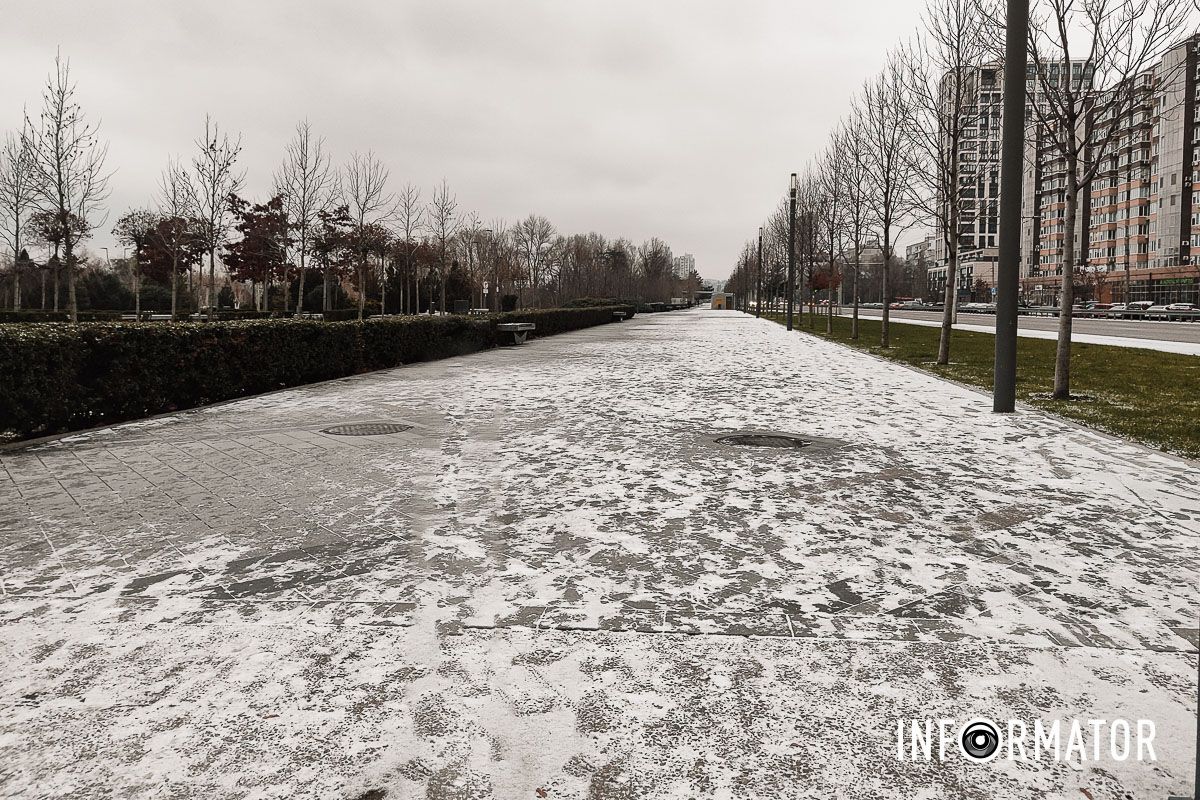 Місто загорнулося в зиму Зима нагадала про себе: вулиці Дніпра вкрило білим простирадлом 17