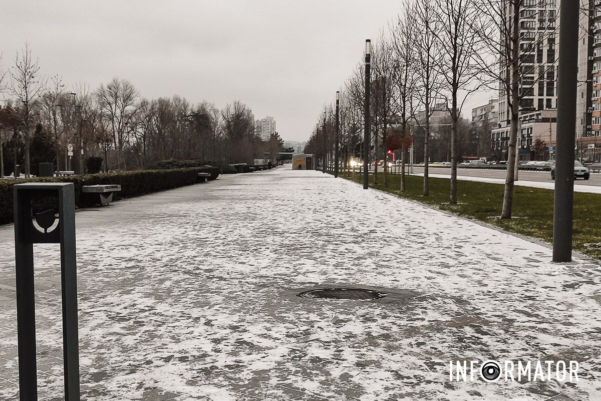 Будьте обережні. Дуже слизько Зима нагадала про себе: вулиці Дніпра вкрило білим простирадлом 21