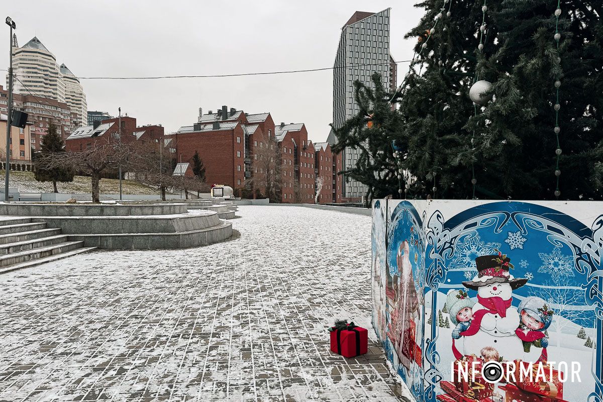 Кадри зими зі сторони оглядового майданчика Зима нагадала про себе: вулиці Дніпра вкрило білим простирадлом 18