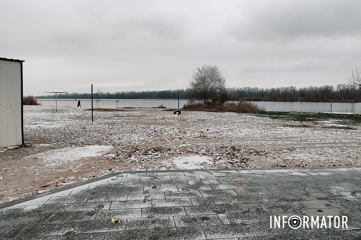 Поблизу Прибережного скверу Зима нагадала про себе: вулиці Дніпра вкрило білим простирадлом 26
